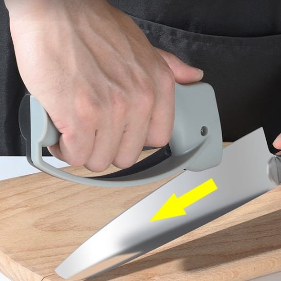 Aiguiseur couteau utilisé sur une lame de couteau de cuisine