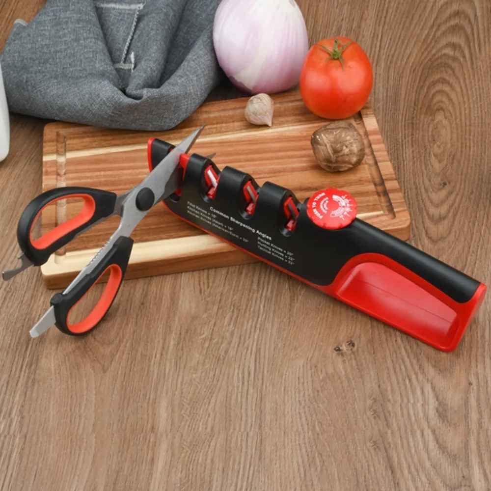 aiguiseur de couteau rouge utilisé pour affûter des ciseaux