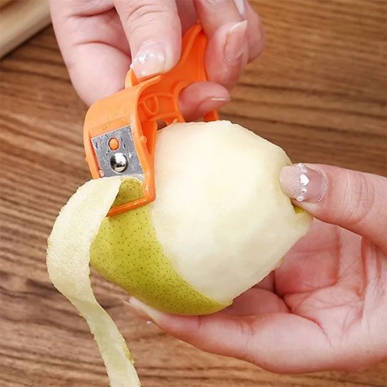 Eplucheur retirant la peau d’une poire