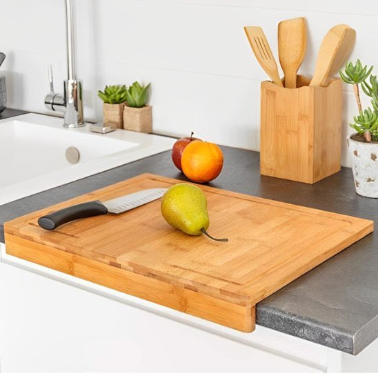 Planche à découper en bois toujours utilisée pour préparer des fruits