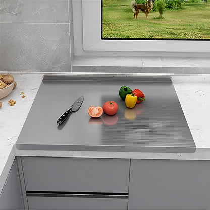 Planche à découper avec des tomates et des poivrons fraîchement coupés