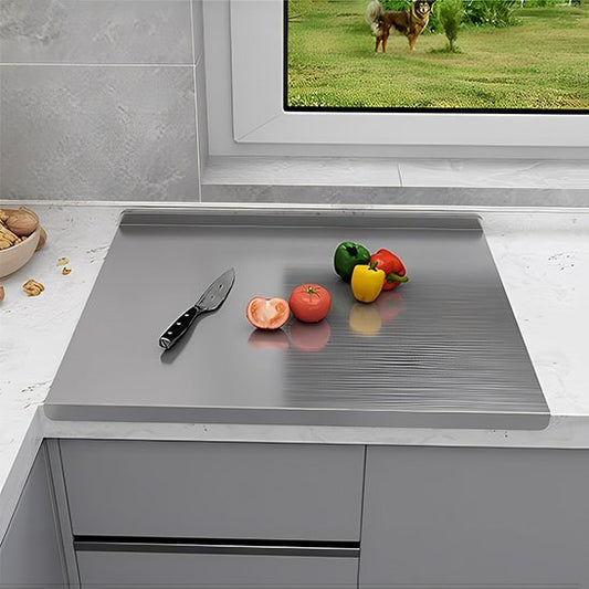 Planche à découper avec des tomates et des poivrons fraîchement coupés