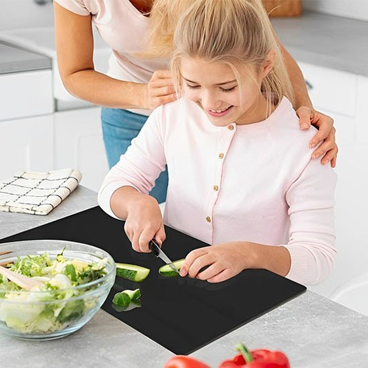 Planche a decouper petite fille coupe des légumes avec sa maman