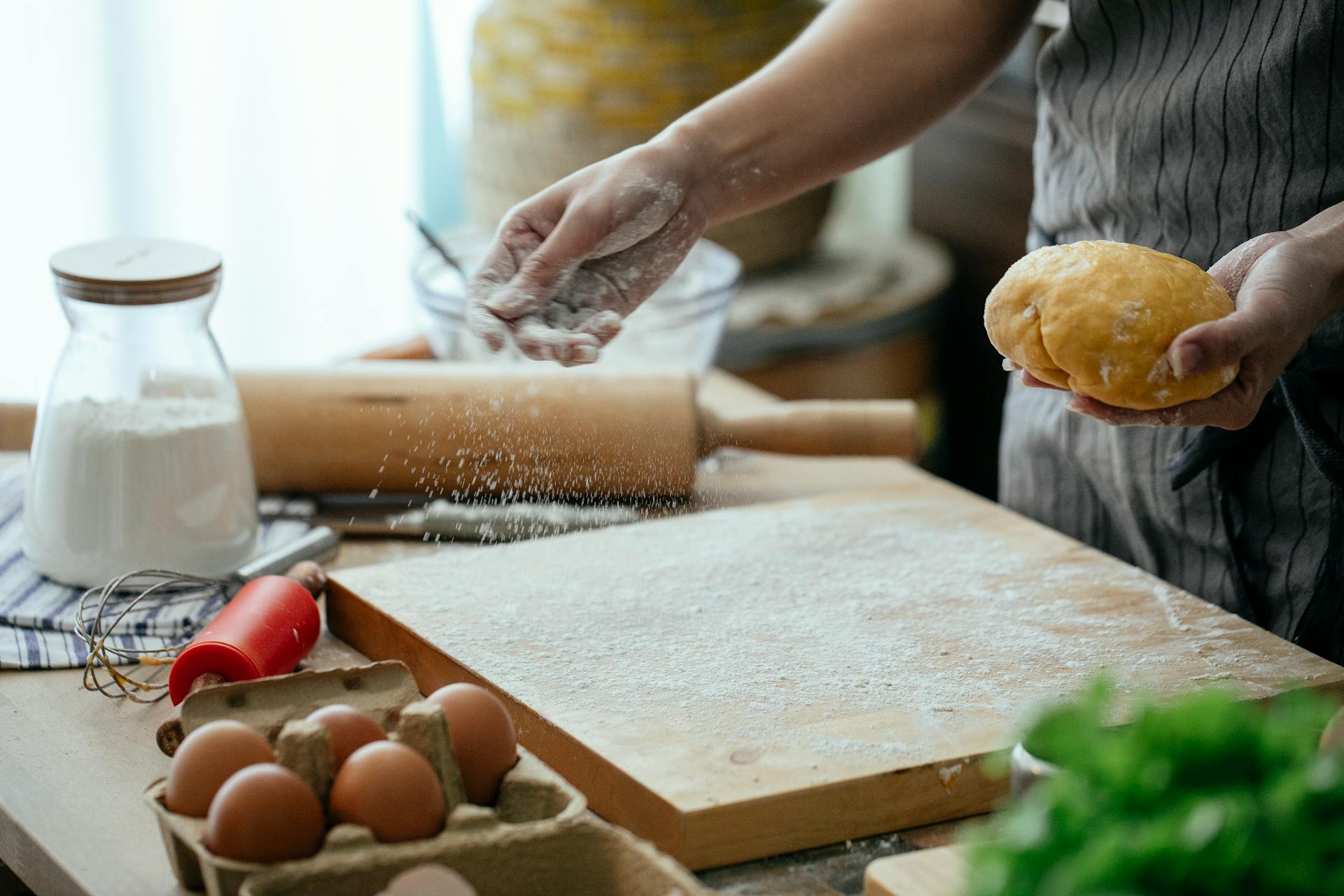 Planche a decouper avec pâte et farine pour découpe des aliments