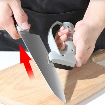 Aiguiseur couteau affûtant un couteau de cuisine