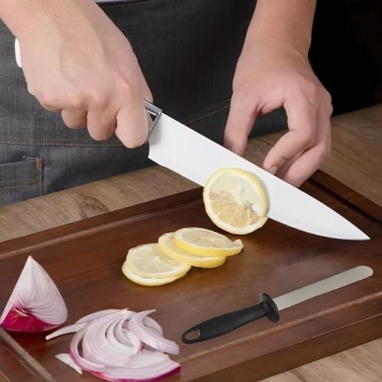 Aiguiseur couteau avec couteau coupant un citron