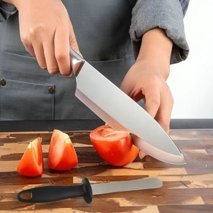 Aiguiseur couteau avec couteau tranchant coupant une tomate