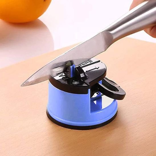 aiguiseur couteau bleu en action avec un couteau de chef