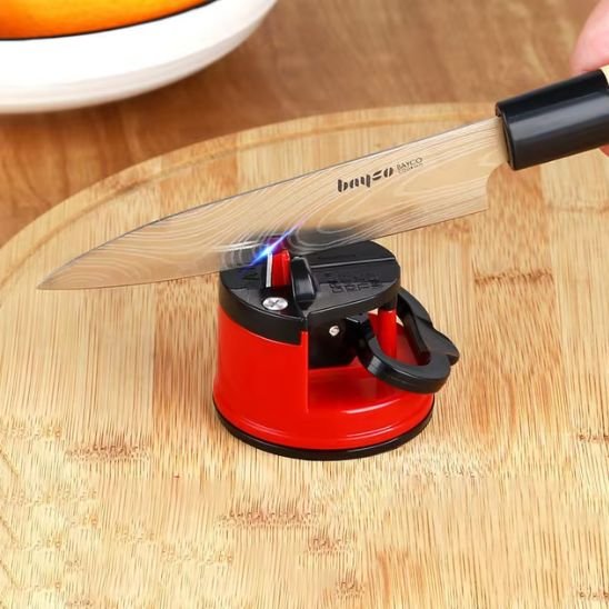 aiguiseur couteau en action avec un couteau de chef