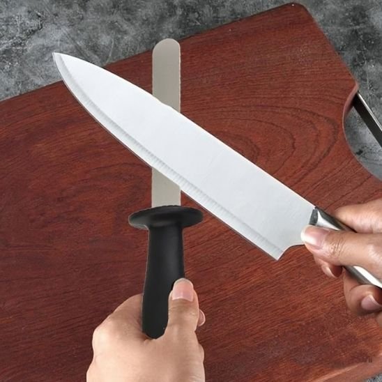 Aiguiseur couteau en action sur un couteau de cuisine