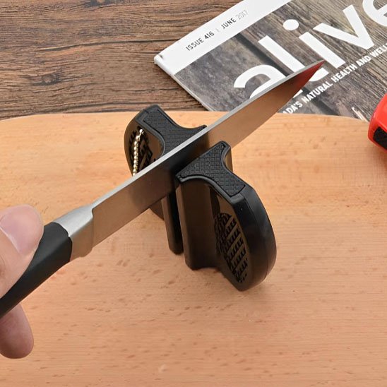 Aiguiseur de couteau avec couteau en train de passer sur la surface