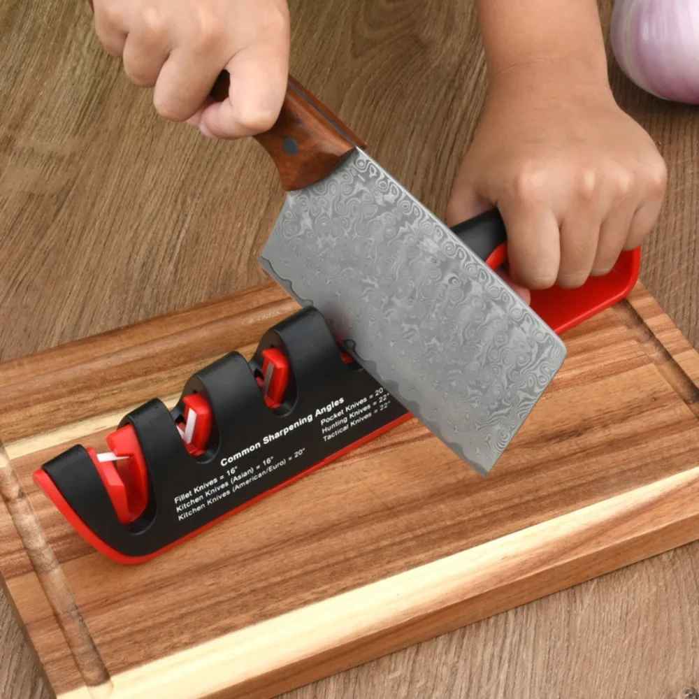 aiguiseur de couteau rouge avec couteau lame