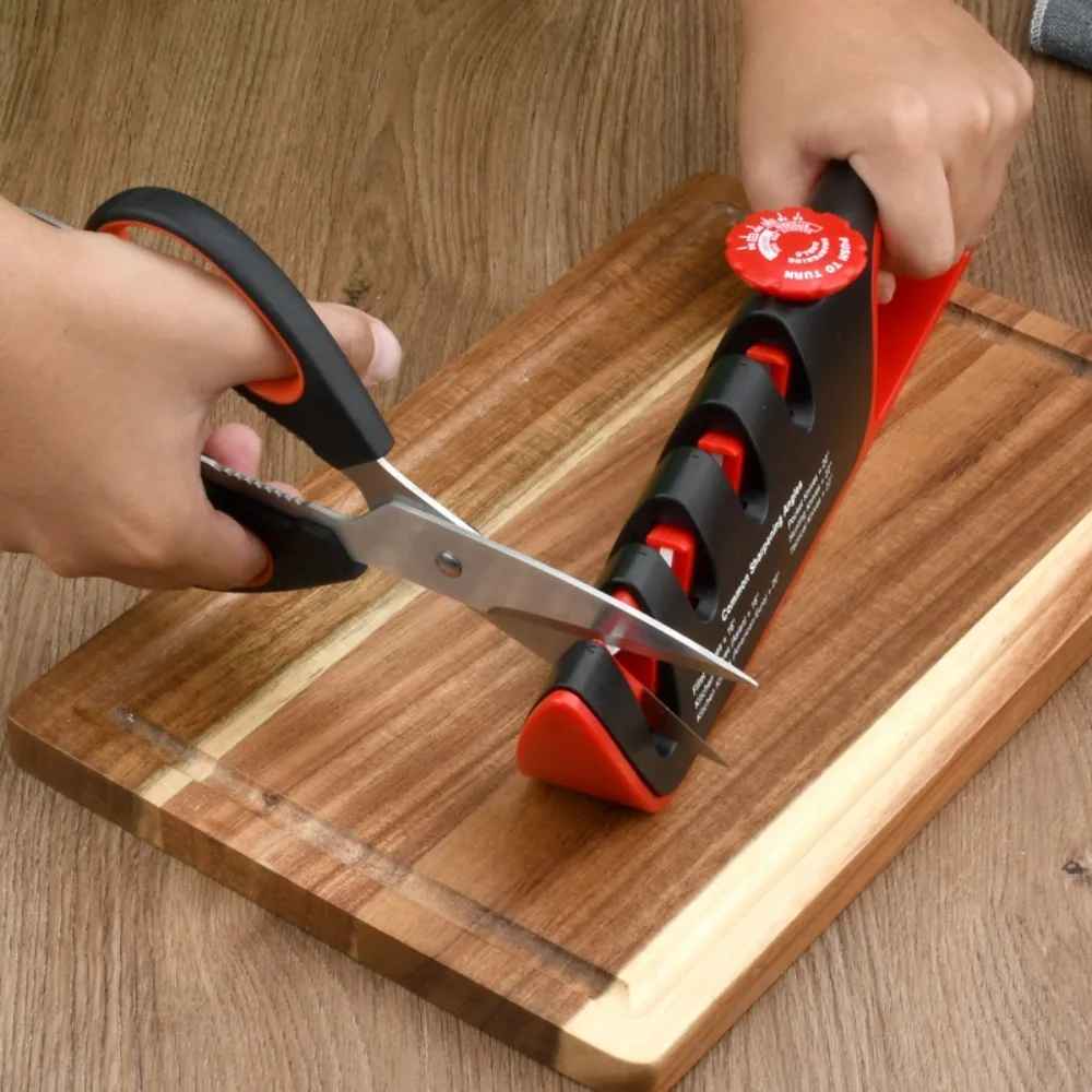 aiguiseur de couteau rouge en action sur des ciseaux