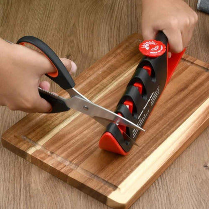aiguiseur de couteau rouge en action sur des ciseaux