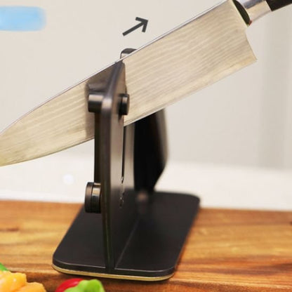 Aiguiseur de couteaux avec pierre à aiguiser en usage