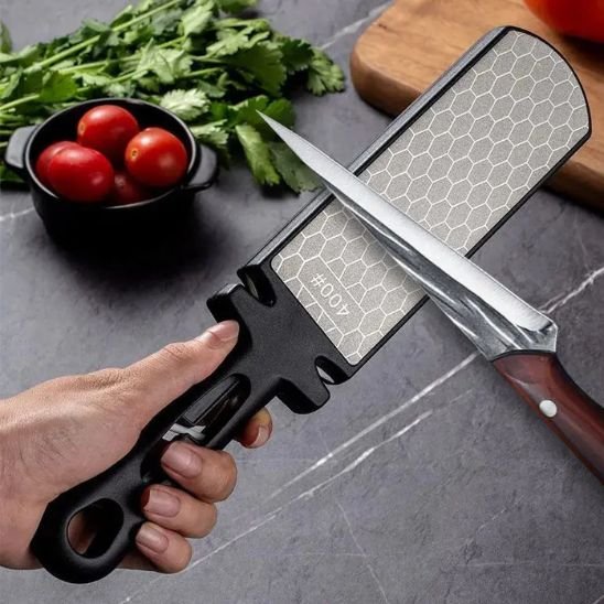 Aiguiseur de couteaux en action pour lame de cuisine émoussé