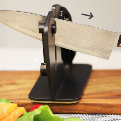 Aiguiseur de couteaux en action sur couteau émoussé