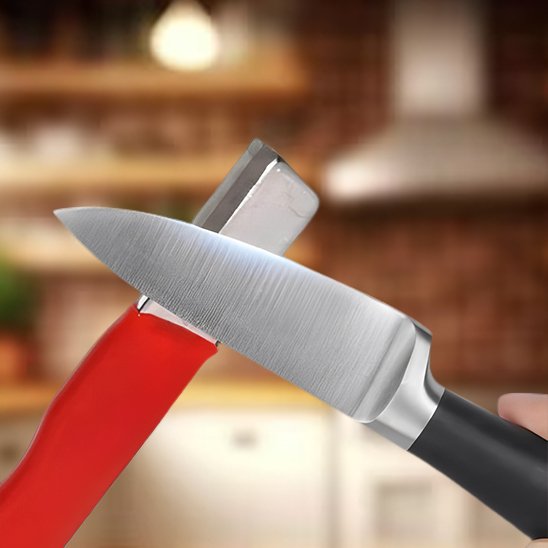 Aiguiseur de couteaux permettant d’affûter un couteau de chef