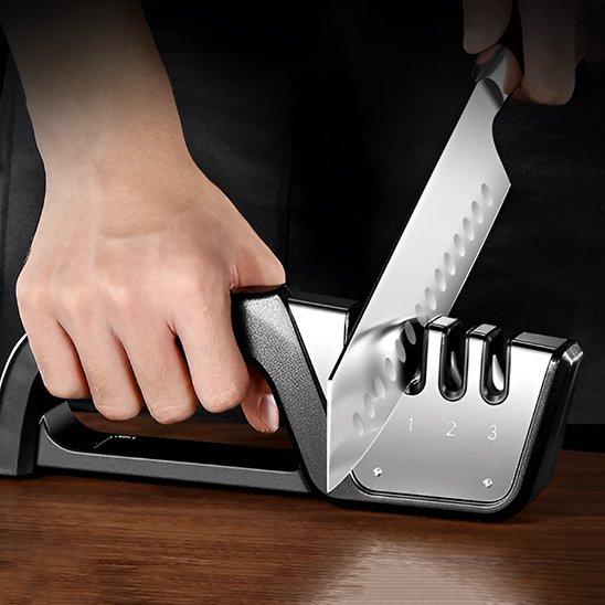 Aiguiseur de couteaux utilisé pour affûter un couteau