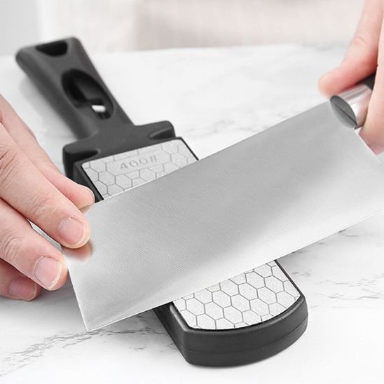 Aiguiseur de couteaux utilisé pour affûter une lame de cuisine