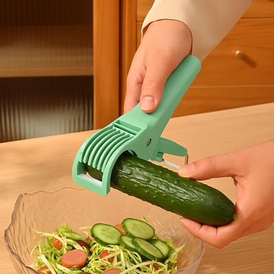 Coupe légumes pour préparer une salade avec du concombre