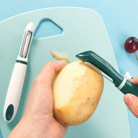 Econome épluchant une pomme de terre crue