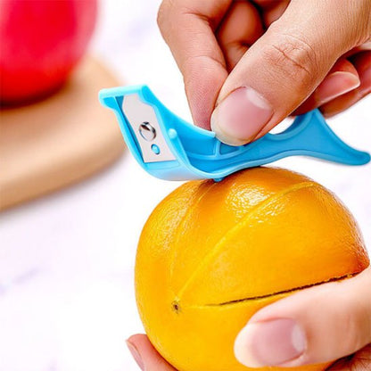 Eplucheur manuel découpant une orange
