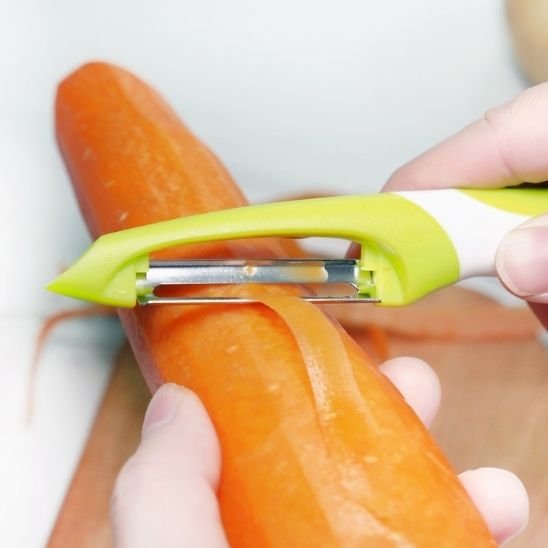 Eplucheur pratique pour éplucher les carottes