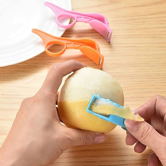 Eplucheur robuste en acier inoxydable pour peler une pomme 