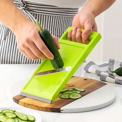 Mandoline de cuisine utilisée pour trancher un concombre fines 