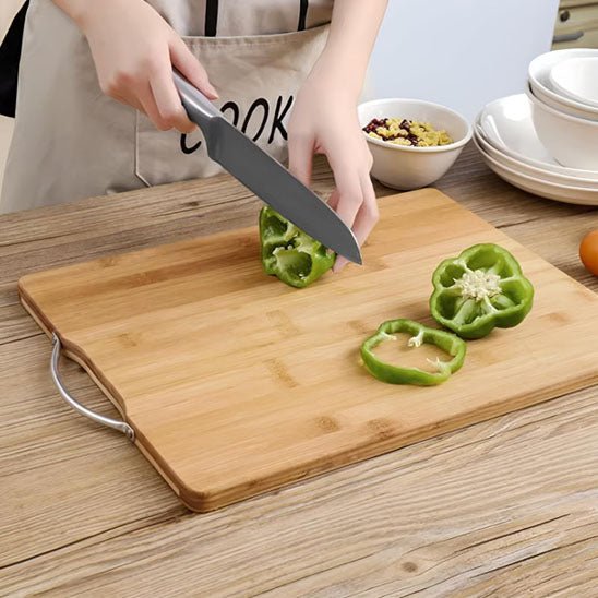 planche a decouper en bois coupe poivron vert
