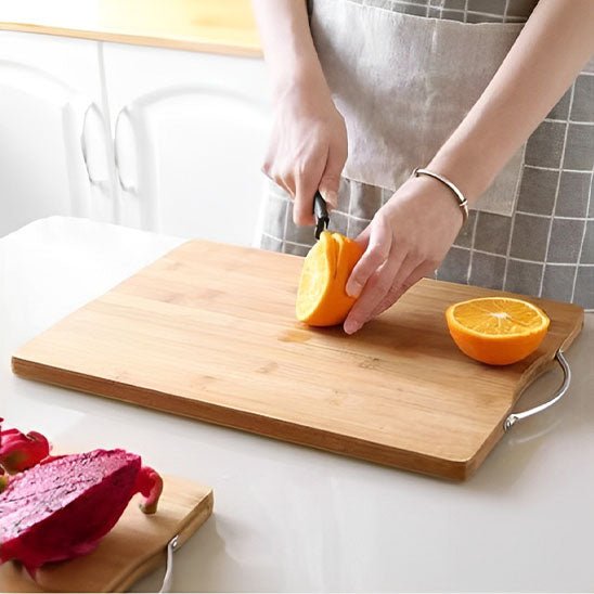 planche a decouper en bois orange tranchee