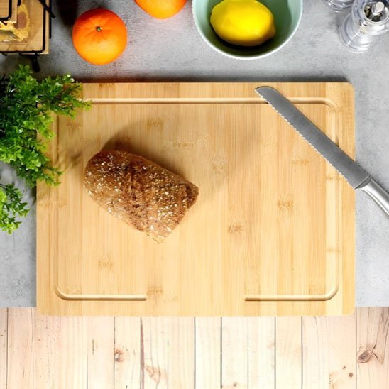 Planche à découper en bois servant à trancher du pain