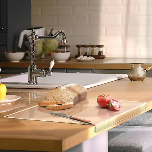 Planche à découper servant à préparer légumes pain et fruits frais