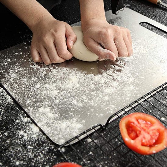 Planche à découper sur laquelle j’étale ma pâte avec un peu de farine