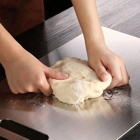 Planche à découper utilisée pour étaler ma pâte facilement et proprement