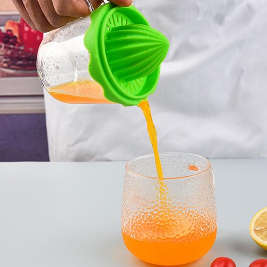 Presse agrume avec jus d’orange