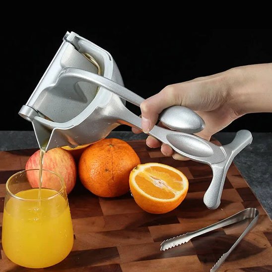 Presse agrume avec orange prête à presser