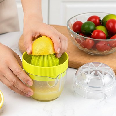 Presse agrume manuel en action