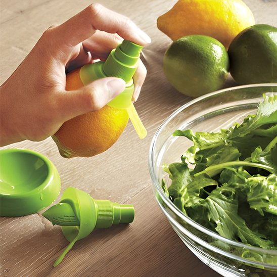 Presse agrume manuel pour salade avec citron frais