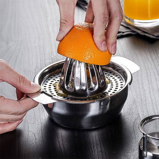 Presse agrumes acier avec orange pressée
