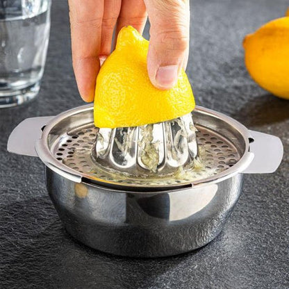 Presse agrumes avec citron en cuisine
