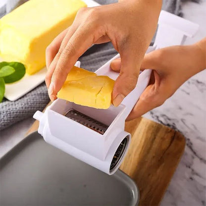 Râpe à fromage en action avec fromage inséré dans le tambour