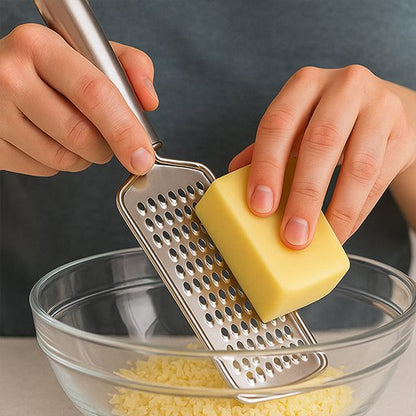 Râpe à fromage en action sur un morceau de fromage