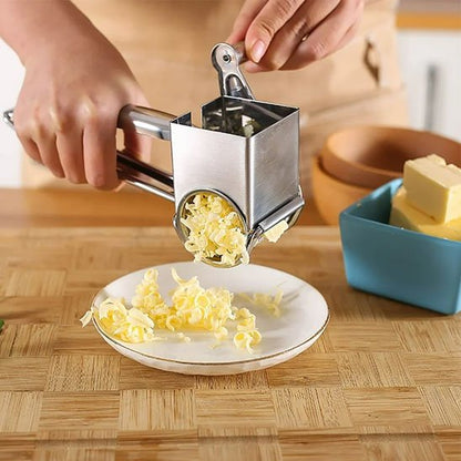 Râpe à fromage inox en action avec fromage râpé fin.