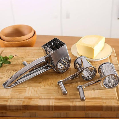 Râpe à fromage modèle alternatif en action avec râpe moyen et grosse.