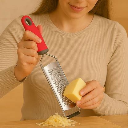 Râpe à fromage tenue par une femme souriante en cuisine