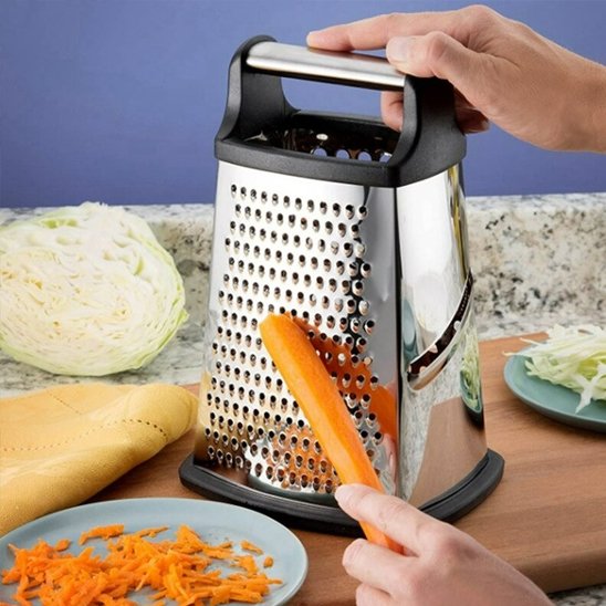 Râpe fromage avec des carottes prêtes à être râpées