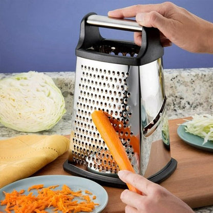 Râpe fromage avec des carottes prêtes à être râpées