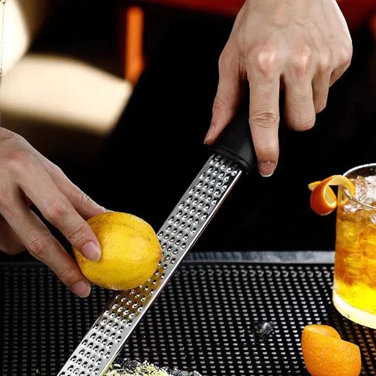 Râpe fromage râpant un citron jaune